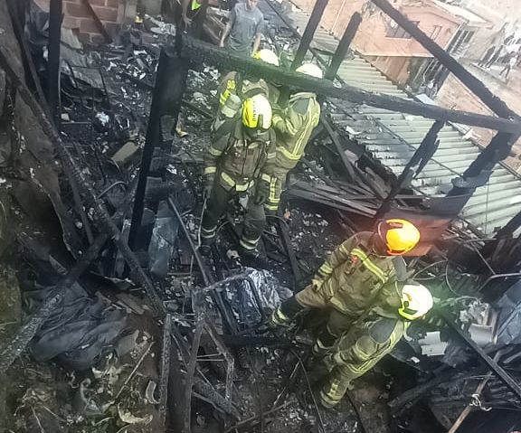 Incendio Consume Tres Casas De Madera En El Barrio Bello Oriente