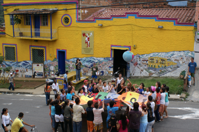 La Casa Amarilla arte para la construcción comunitaria en Santa Cruz