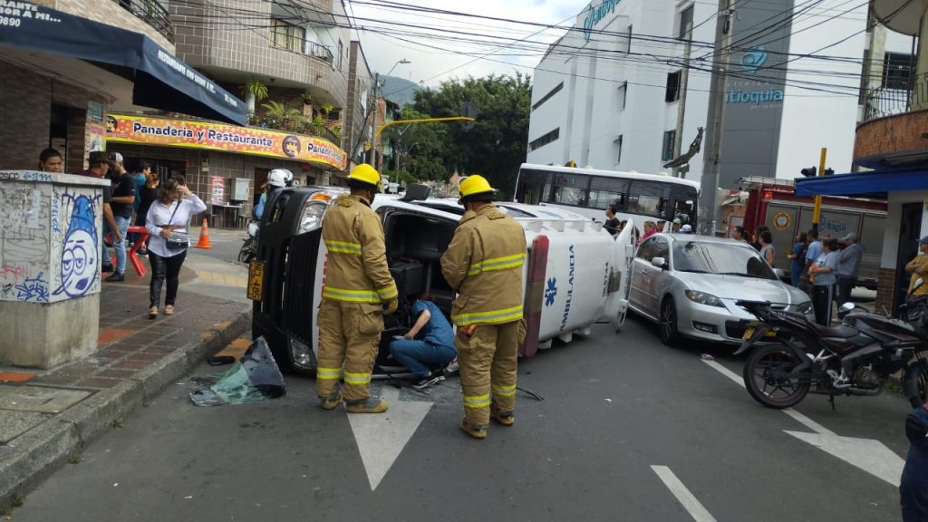 Ambulancia Se Volc Cuando Iba En Servicio En Itag