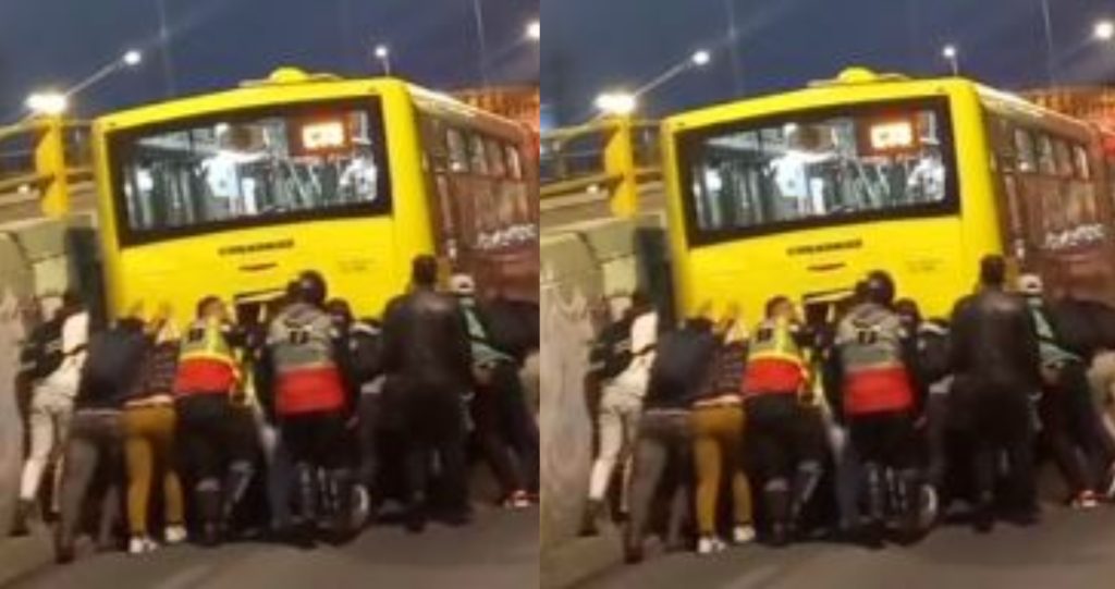 Transmilenio Video A pasajeros les tocó empujar a Transmilenio que