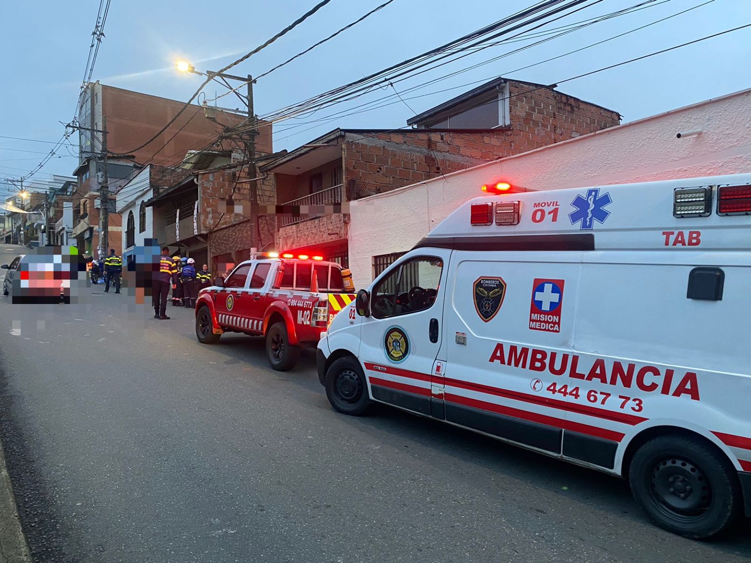 Motociclista perdió la vida al estrellarse contra un poste y 2 motos