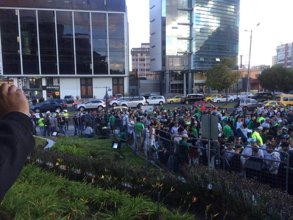 Hinchada de Atlético Nacional en Quito