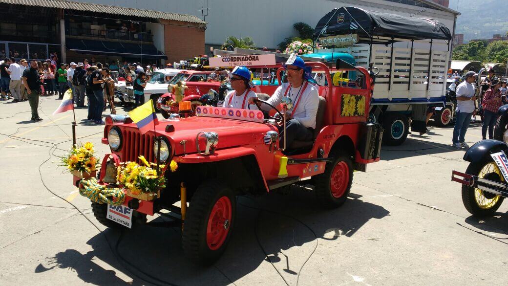 Así avanza el desfile de Autos Clásicos y Antiguos