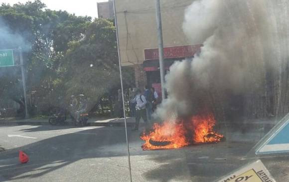Una moto en llamas y un lesionado en accidente de tránsito