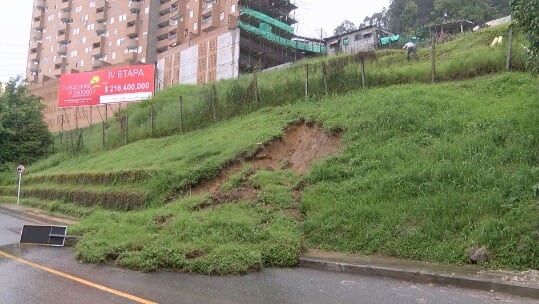 Preocupación en la Loma del Indio por caída de postes y deslizamientos