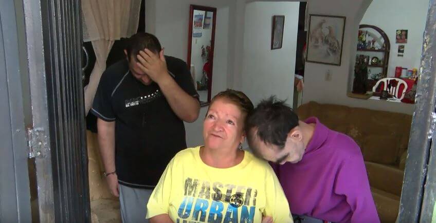 Elena y su familia deben evacuar su casa por orden de demolición