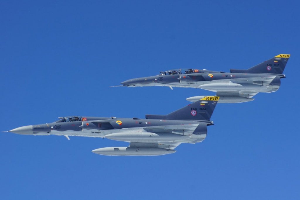 Dos Kfir volar n sobre Medell n en el marco de la Fair Colombia 2017