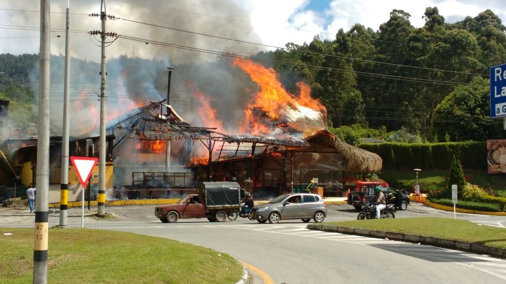 Incendio en la autopista Medellín - Bogotá consumió totalidad de restaurante