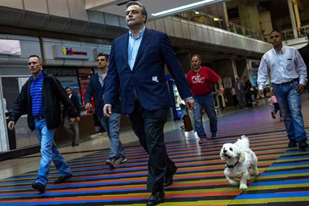 Embajador de España salió expulsado de Venezuela en compañía de su perro