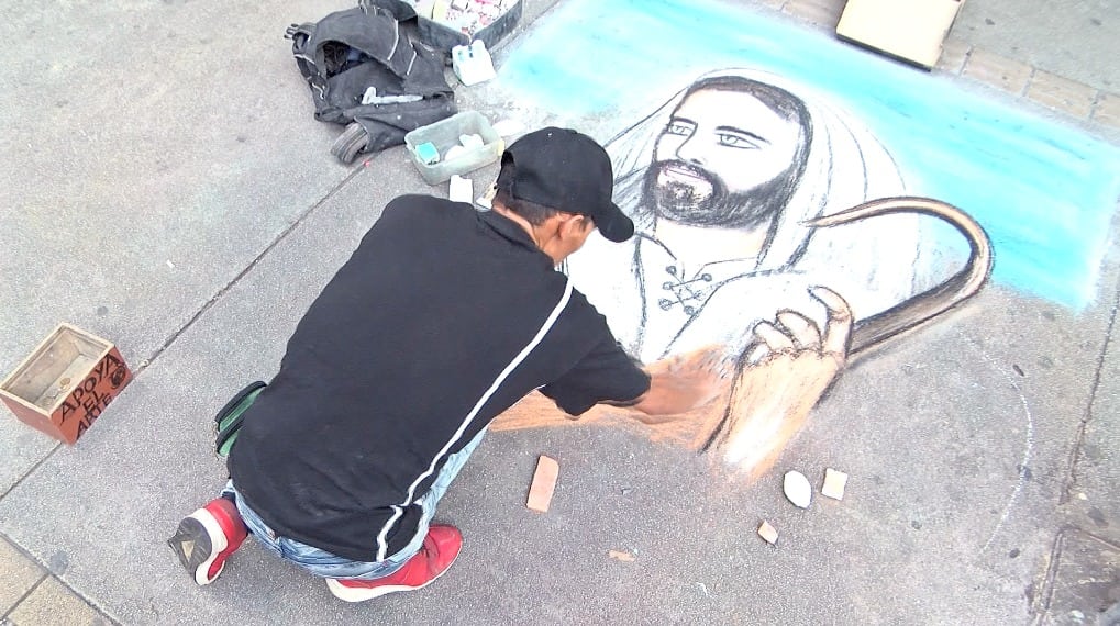 Robinson Lotero, artista callejero que pinta rostros en las aceras