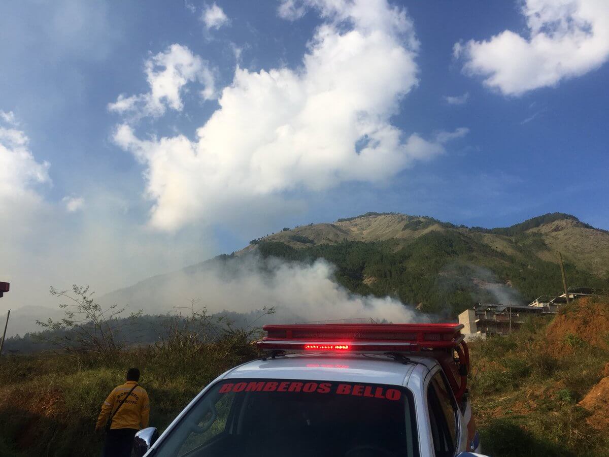 Bomberos de Bello trabajan en controlar incendio en el Cerro Quitasol