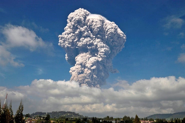 Impactantes imágenes de erupción de volcán en Indonesia