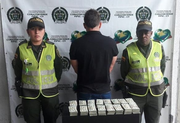 Un hombre fue capturado con caleta de dólares en el José María Córdova
