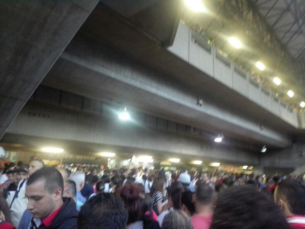 Estación Parque Berrío está colapsada ante falla en catenaria del Metro