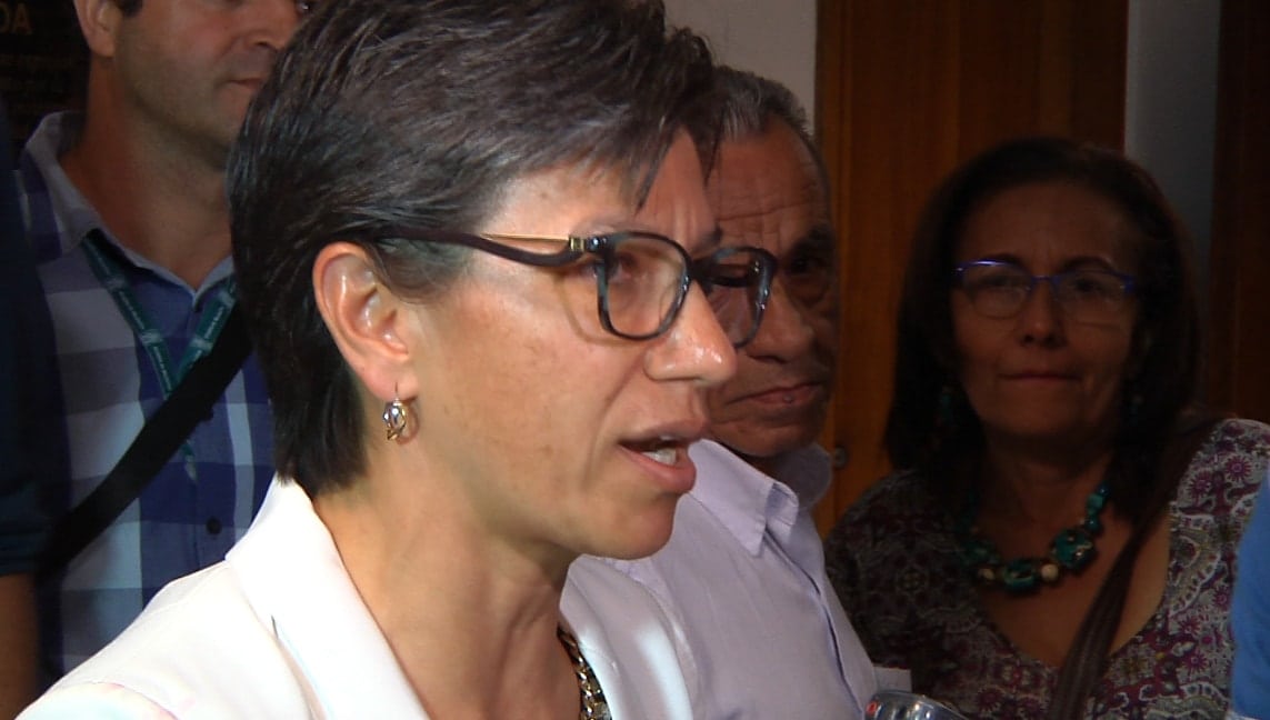 Claudia López deberá retractarse por acusar a Álvaro Uribe de promover grupos paramilitares