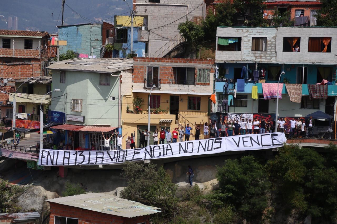 Habitantes de la Comuna 13 marcharon por la paz en su territorio