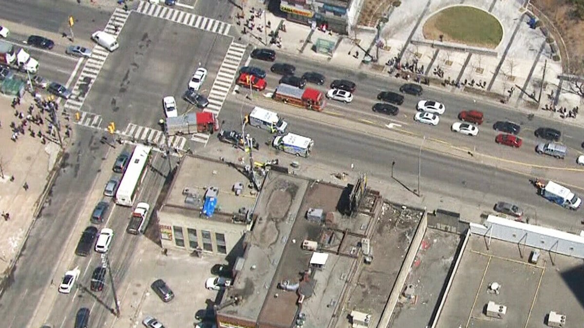 Una camioneta atropelló a varios peatones en Toronto, Canadá
