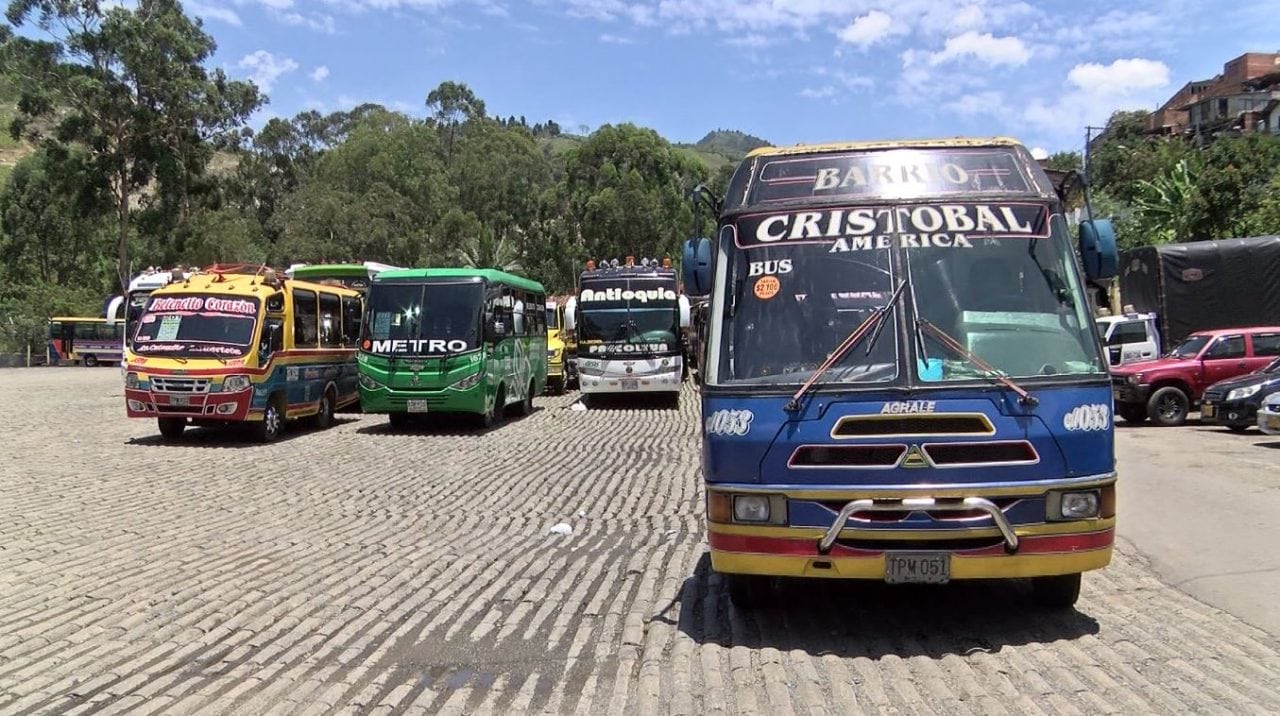 Buseros en Medellín piden alza de tarifas