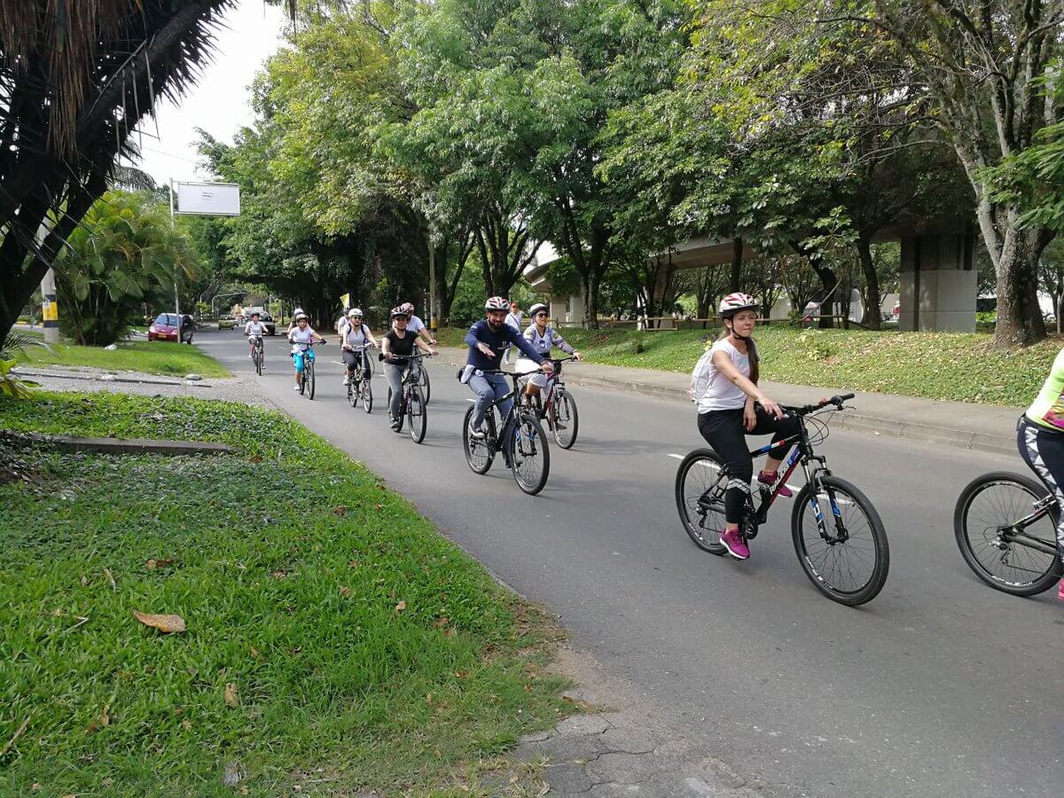 Ciclistas de Medellín entrenan en la carrera 70 a la altura del Juan Pablo II