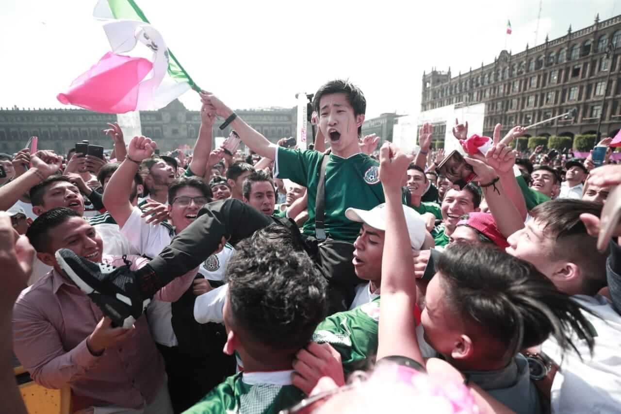 Mexicanos encontraron un coreano entre la hinchada y lo trataron como héroe