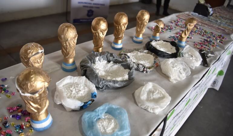 Encuentran cocaína en el interior de imitaciones de trofeos del Mundial