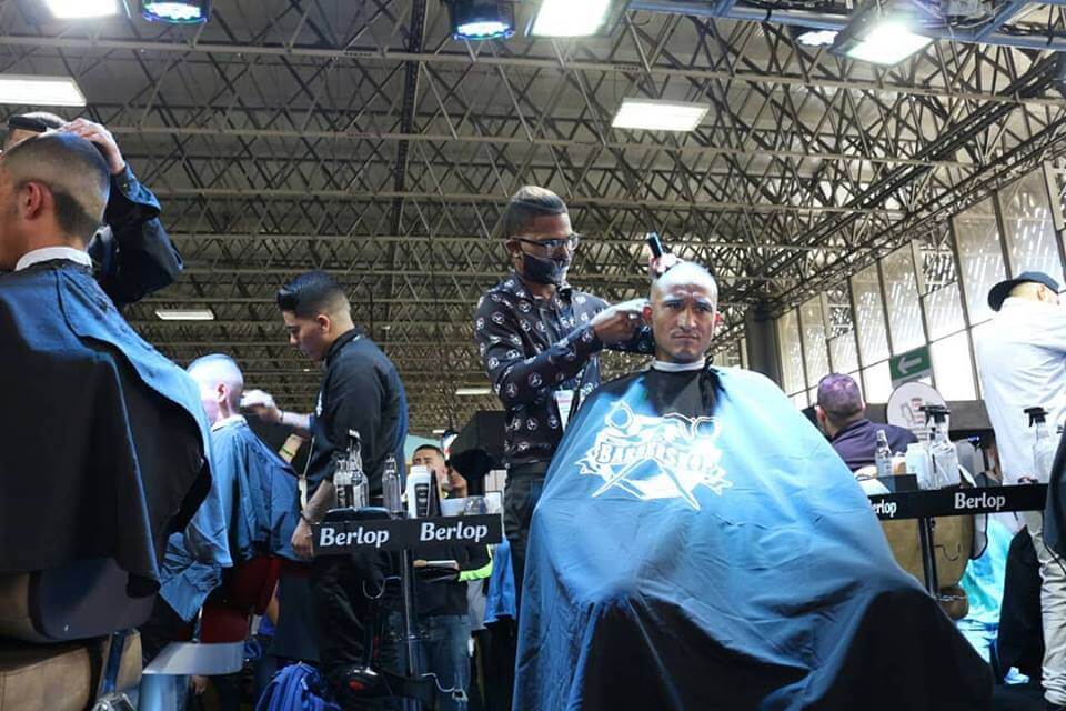 Los barberos se toman un rincón de Expobelleza en Plaza Mayor