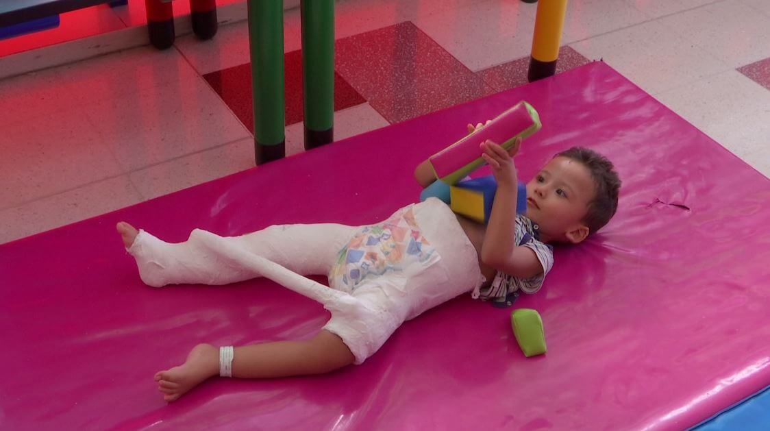 Niño con huesos de cristal a la espera de autorizaciones médicas
