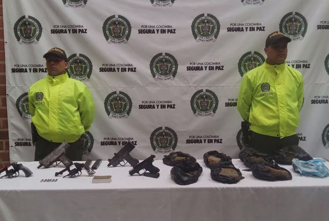 Policía decomisa armas y cocaína en comunas 12 y 13 de Medellín