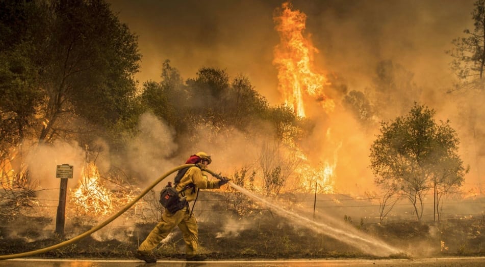 Incontrolable incendio en California registra 6 muertos y 7 desaparecidos