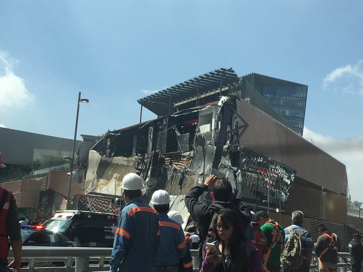 Así se desplomó la fachada de un lujoso centro comercial en México