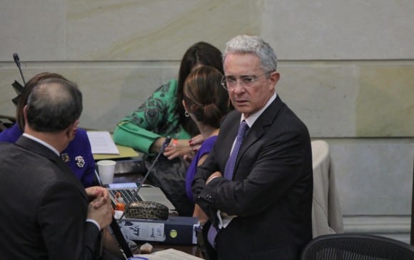 ¿Cuál es la consecuencia política de la determinación sobre Uribe?