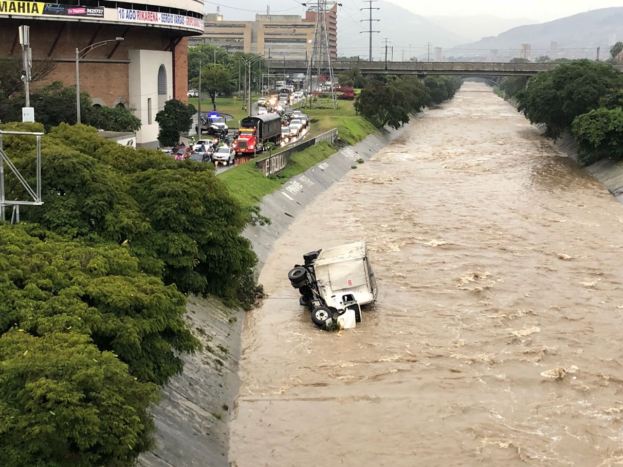 Congestión vehicular en la Autopista Sur: camión cayó al río Medellín