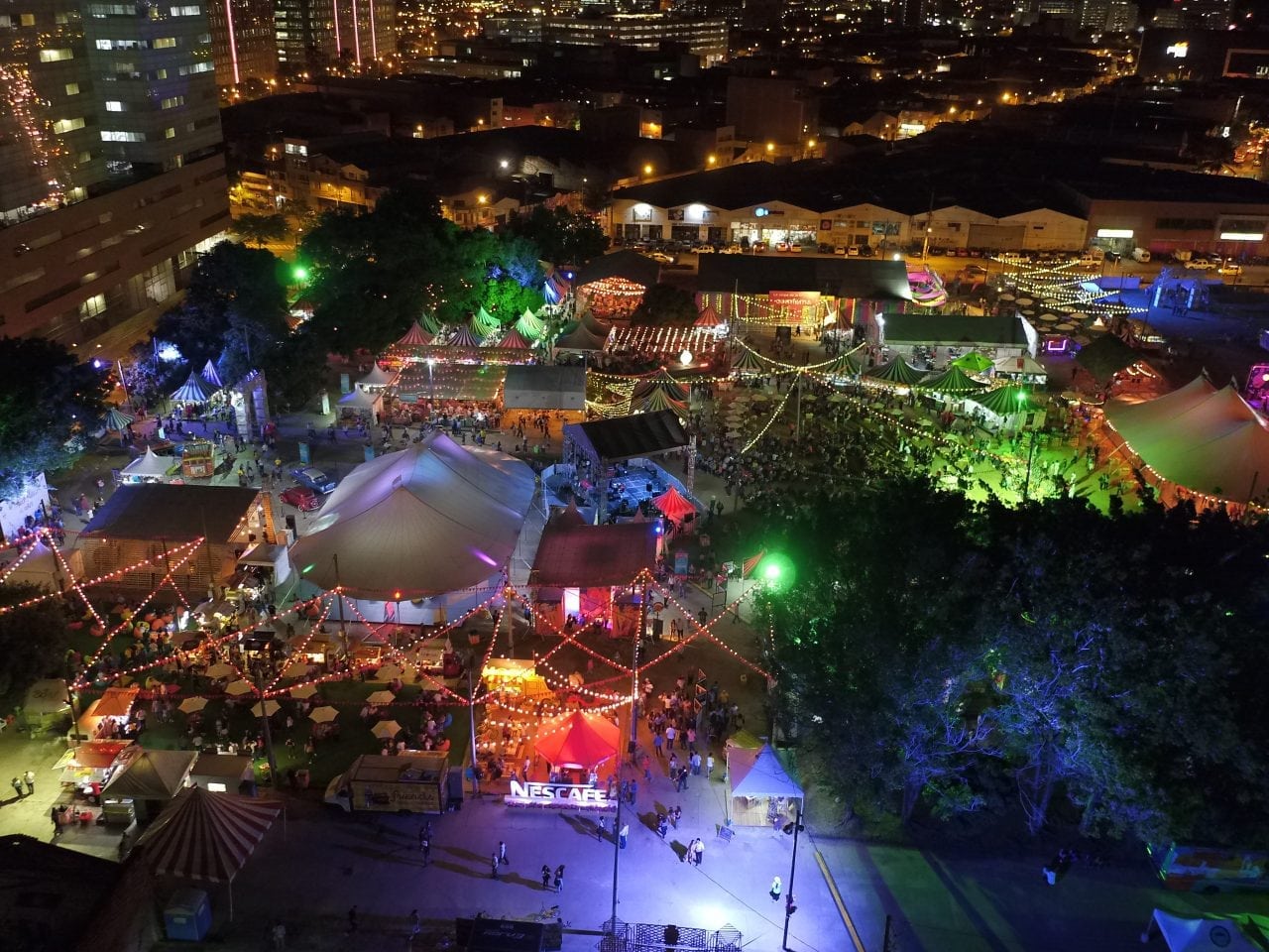 Disfrute de la Plaza de las Flores en diferentes puntos de Medellín
