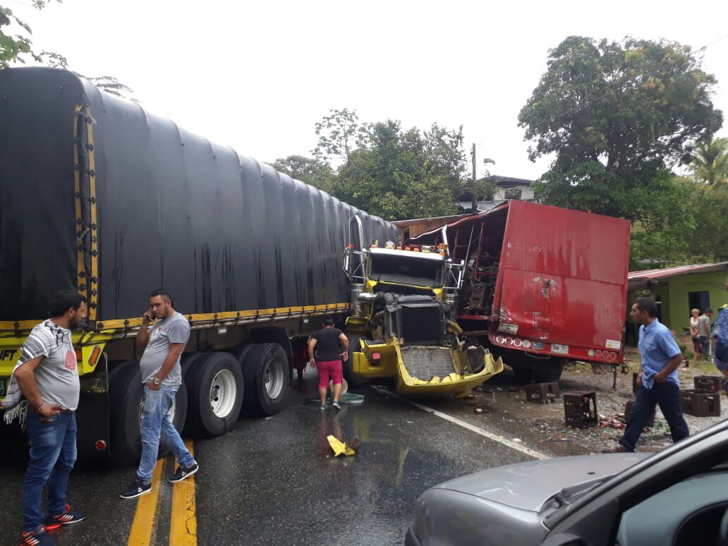Reabren autopista Medellín - Bogotá tras colisión de dos camiones