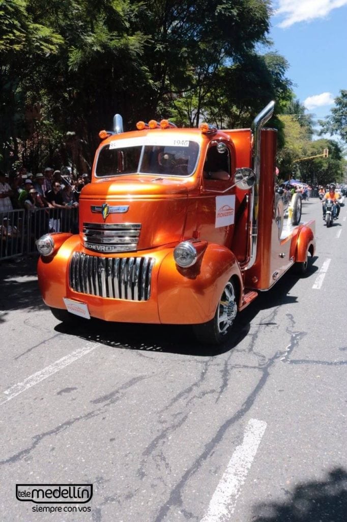 Desfile autos clásicos Feria de las Flores 2018