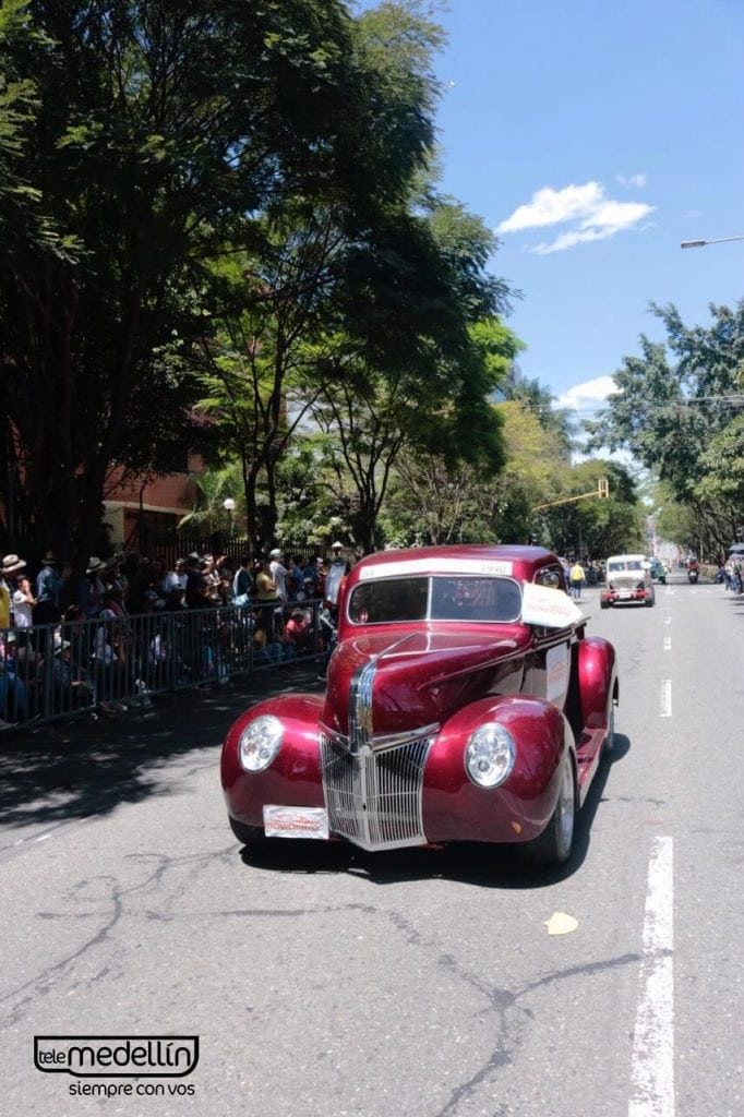 Desfile autos clásicos Feria de las Flores 2018