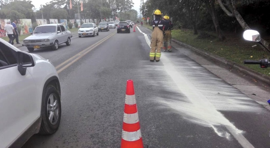 24 motociclistas heridos por mancha de aceite en vía de Rionegro