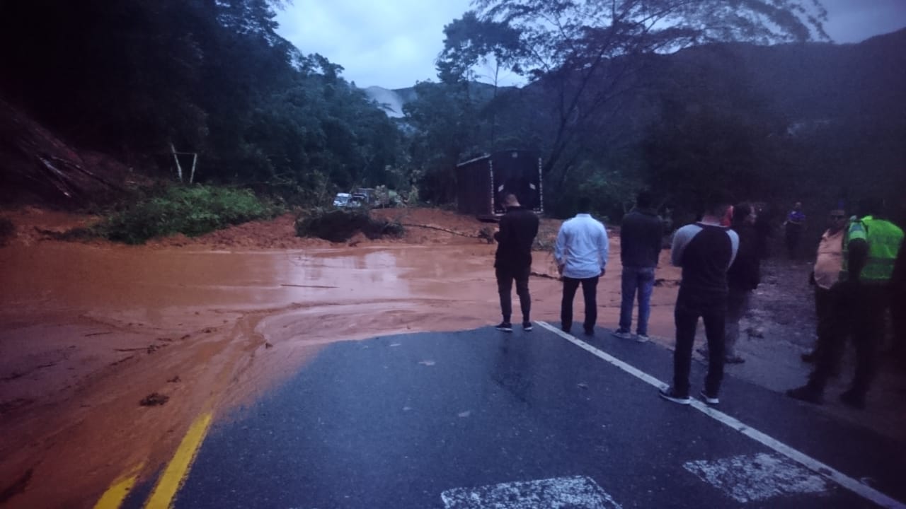Cierre total en la Autopista Medellín - Bogotá por deslizamiento