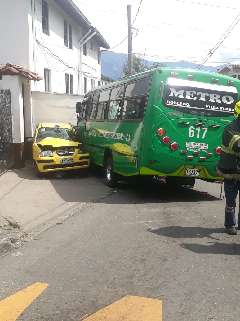 Accidente vehicular en Robledo dejó siete personas lesionadas