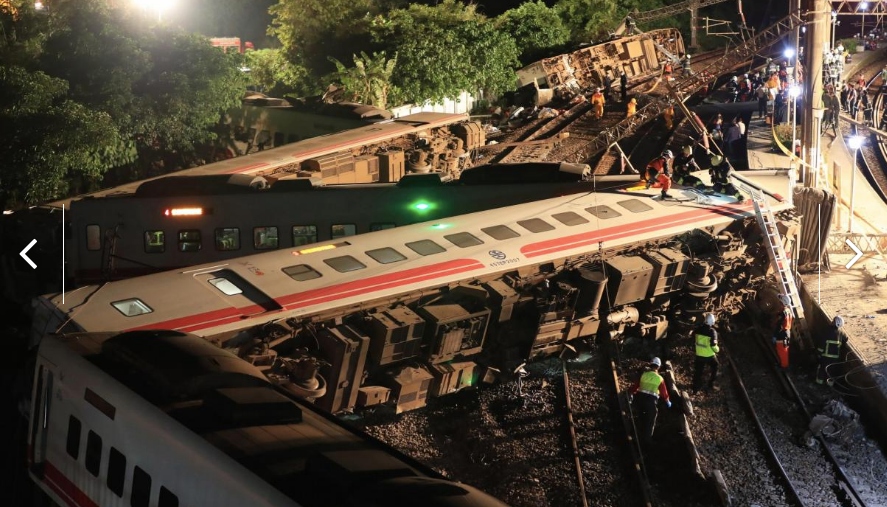 Al menos 18 muertos y 187 heridos por descarrilamiento de tren