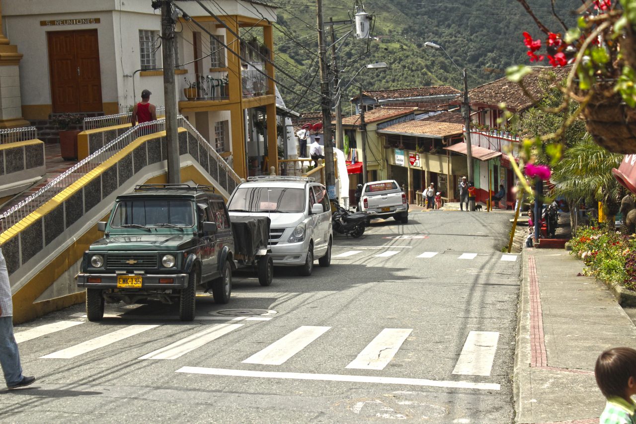Avanza reparación de malla vial de corregimientos de Medellín