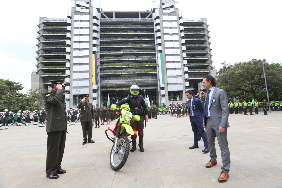 Alcaldía de Medellín entregó parque automotor a la Policía Metropolitana