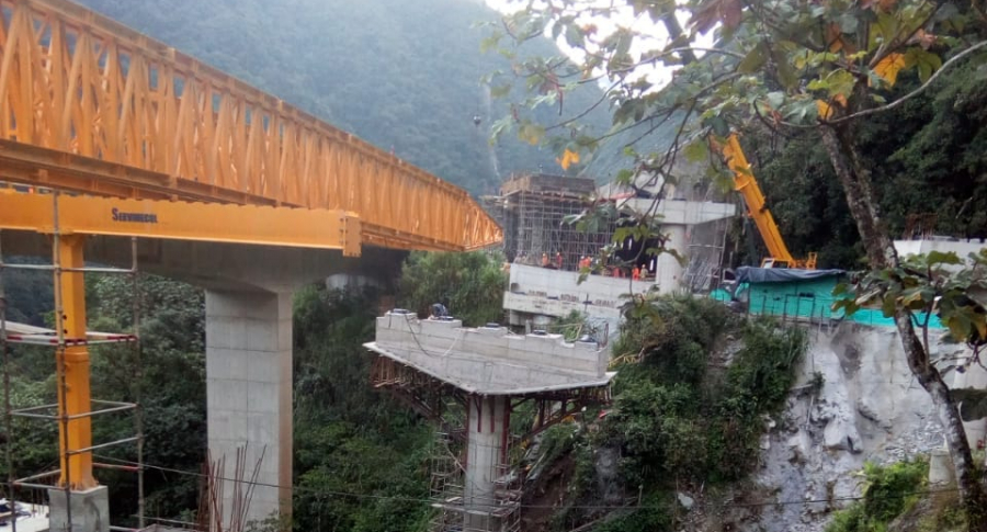 Cinco personas murieron tras colapsar obra en la vía Bogotá - Villavicencio