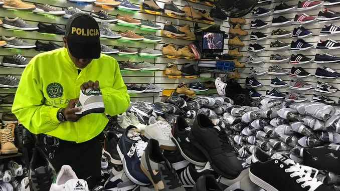 Dos capturados por comercializar calzado ilegal en el centro de Medellín