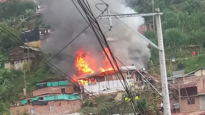 Tres viviendas afectadas tras incendio en Manrique