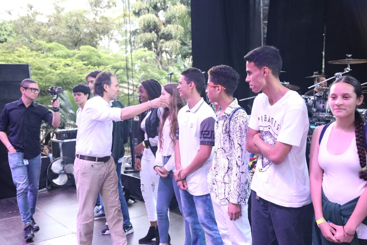 Alcaldía de Medellín reconoció a los mejores estudiantes del grado 11