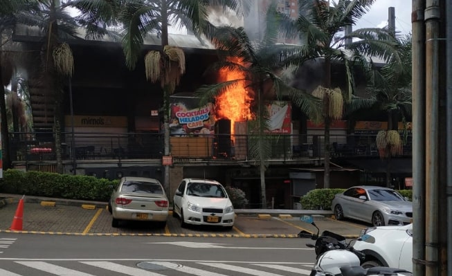 Bomberos controlaron incendio en mall de Sabaneta