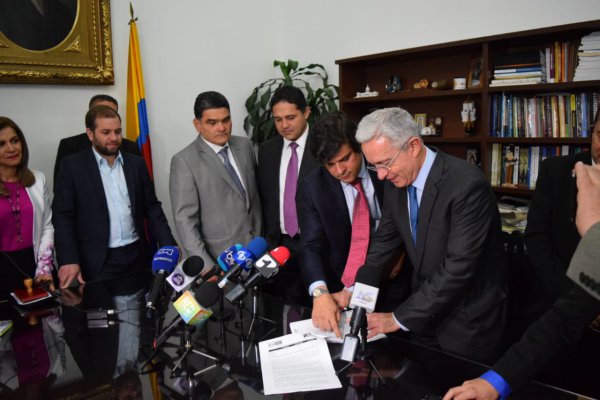 Pasó en primer debate prima para la canasta familiar propuesta por Uribe