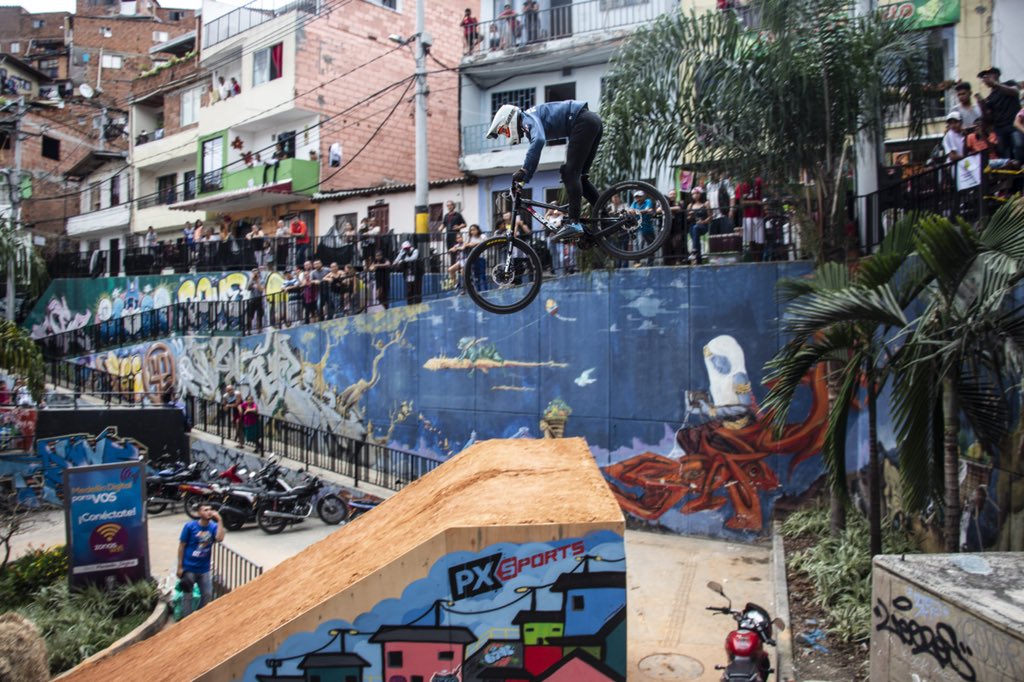 Toda una fiesta se vivió en la Comuna 13 gracias al Downhill Challenge