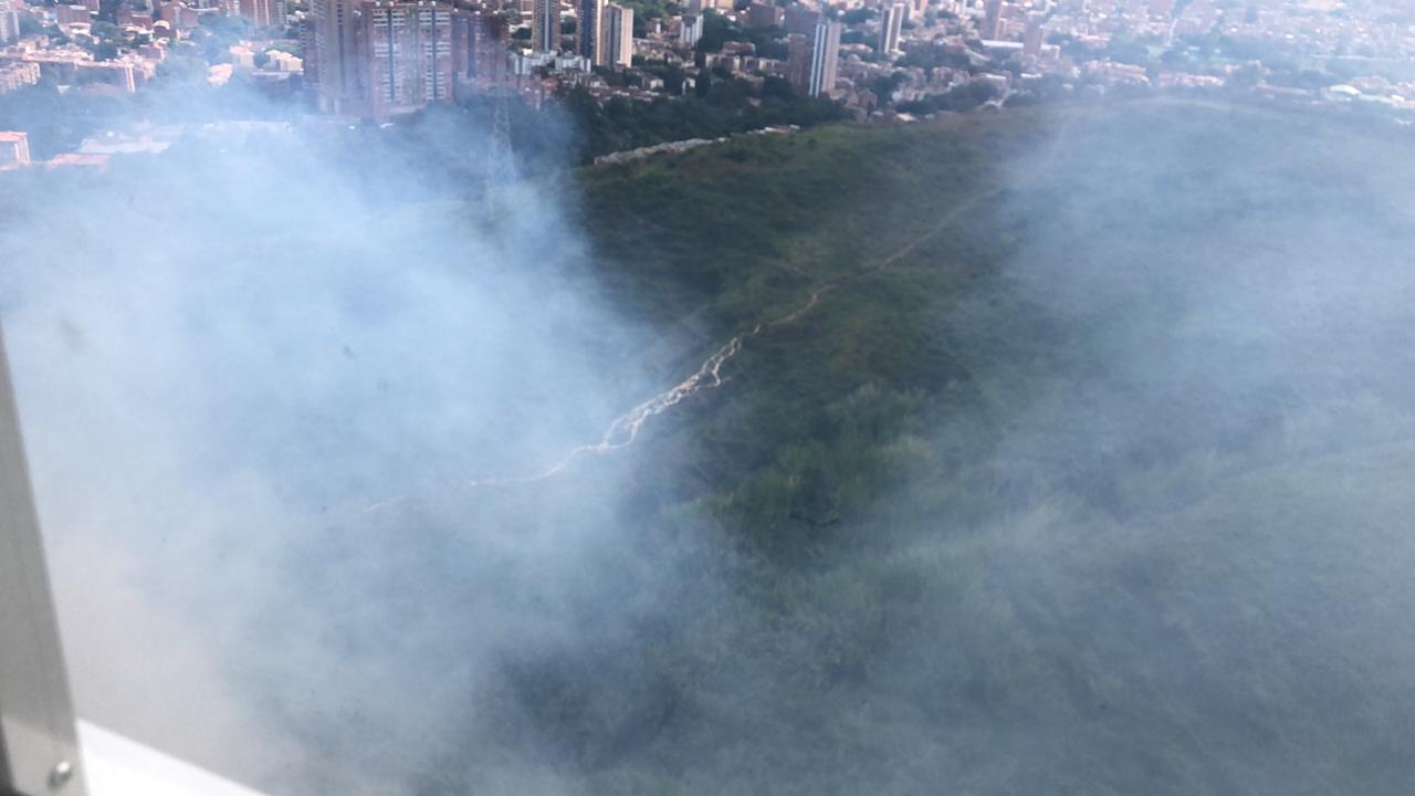 Bomberos trabajan en controlar un incendio forestal en Calazans